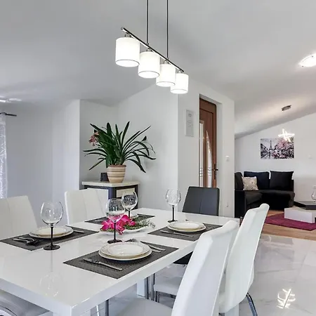 Apartment Stunning In With Wifi Pula